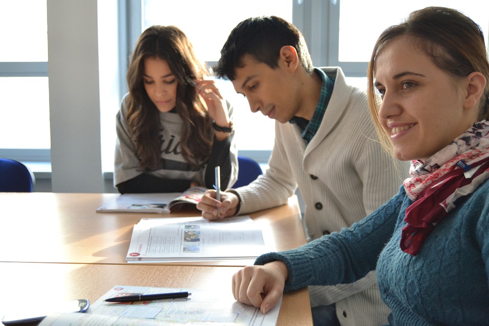 Schülerinnen und Schüler beim Unterricht