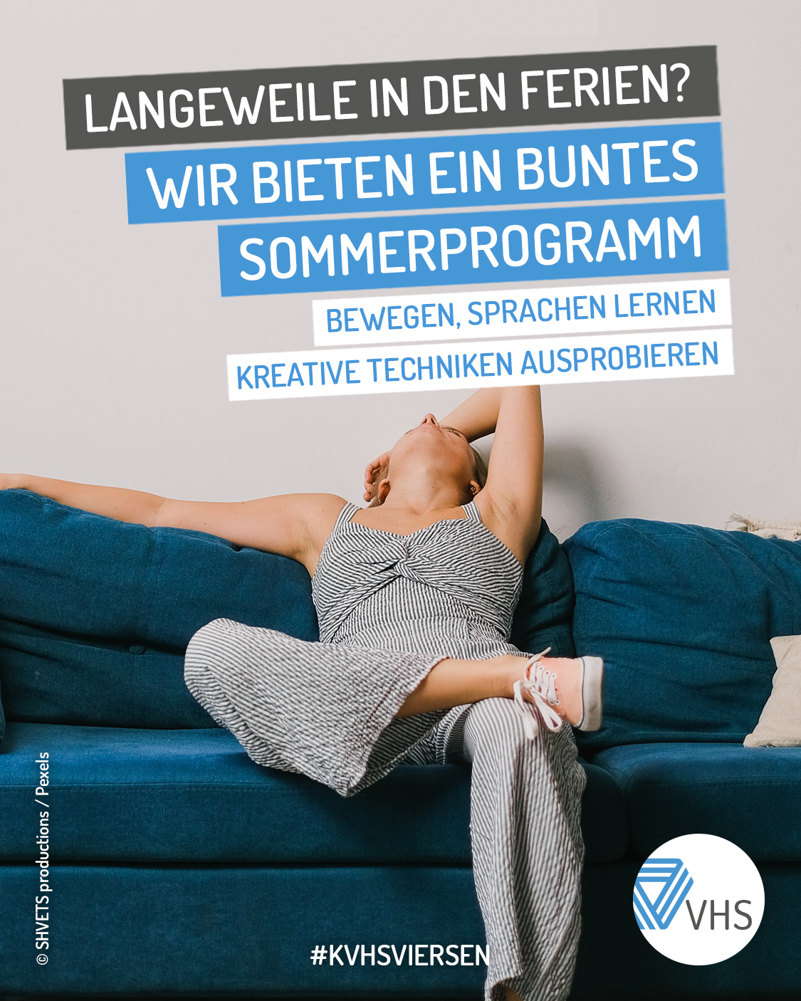 Frau auf Couch langweilt sich